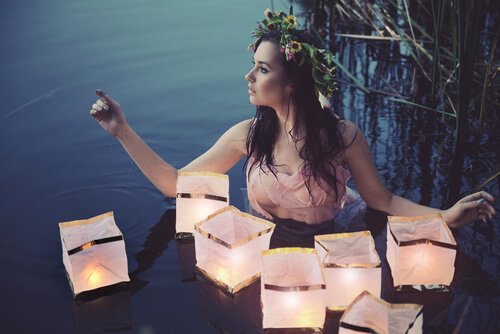 Nymphe mit Lampen im Wasser