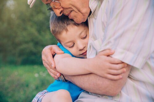 Über Generationen hinweg: Ein Großvater umarmt seinen Enkel.