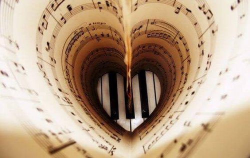 Partitur in Herzform als Symbol für musikalische Intelligenz