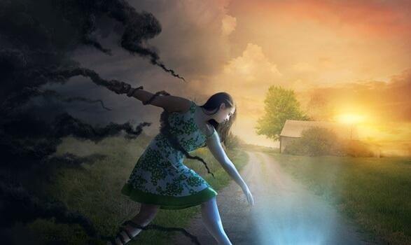 Frau versucht, den Weg in der Dunkelheit zu finden