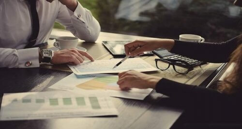 Mitarbeiter bereiten sich intensiv auf eine Verhandlung vor.