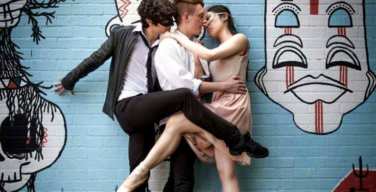 Frau von zwei Männern umschlungen