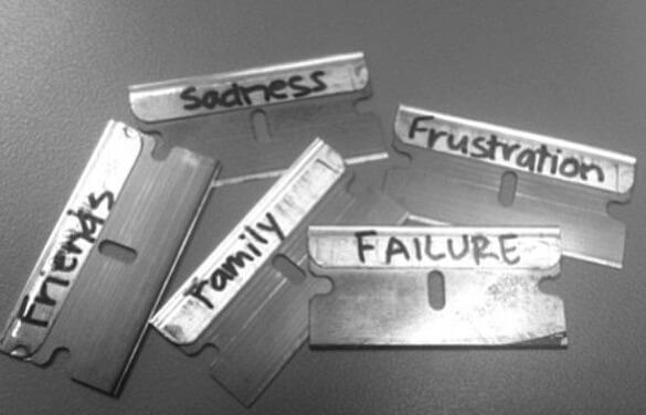 Rasierklingen mit Motiven für selbstverletzendes Verhalten