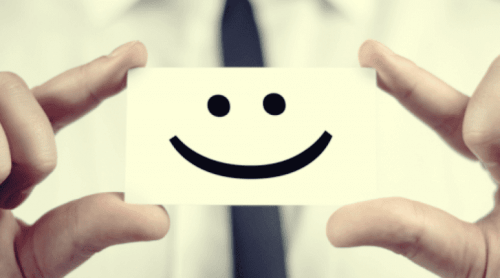 Eine Pappkarte mit einem lachenden Smiley