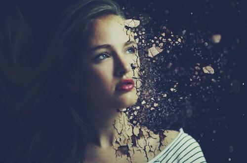 Frau, deren Gesicht zu splittern beginnt