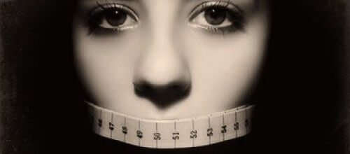 Stoppt Anorexie - Frau mit Maßband vor dem Mund