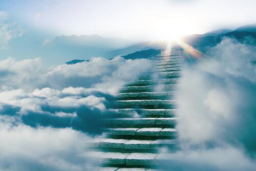 Treppe umgeben von Wolken
