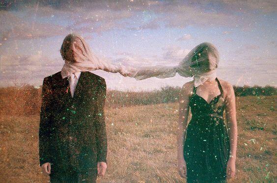 Paar, durch ein Tuch miteinander verbunden