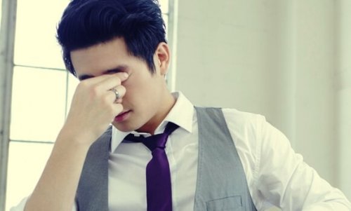 Ein Mann ist unsicher, da er ein Perfektionist ist.