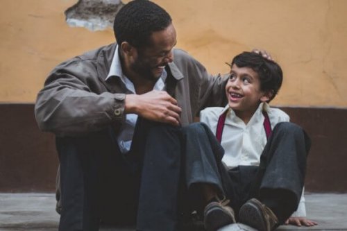 Vater lacht mit seinem Sohn.