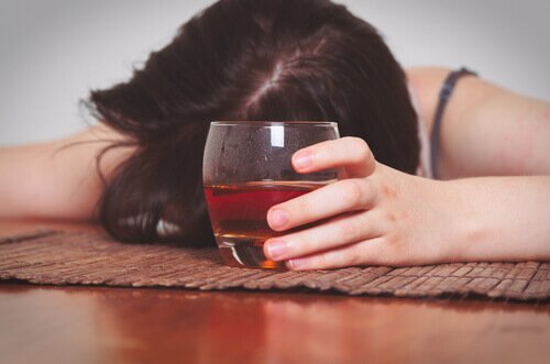 Frau mit Drunkorexie