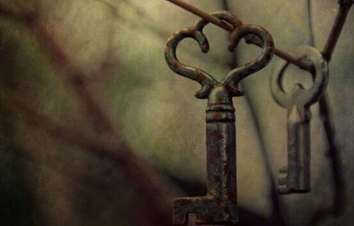 Alte Schlüssel hängen am Zaundraht.