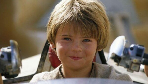 Anakin Skywalker als Junge mit noch blonden Haaren