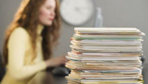 Ein großer Stapel unerledigter Arbeit im Büro