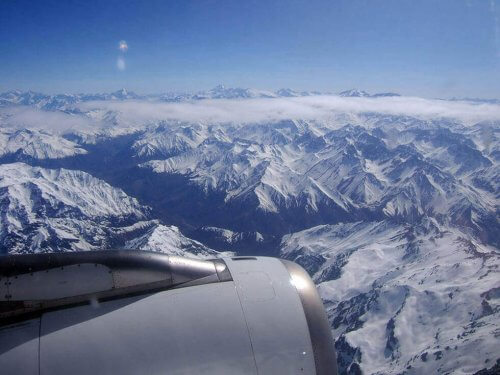 Eine Berglandschaft aus dem Flugzeug