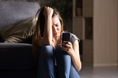 Besorgtes Mädchen mit Handy