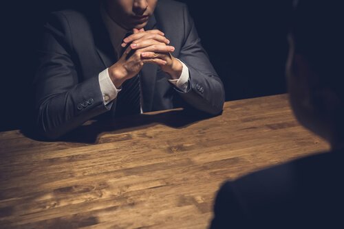 Ein Chef in einem ernsten Gespräch mit einem seiner Mitarbeiter