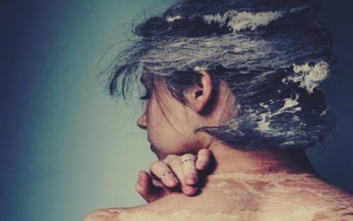 Mädchen mit Meer im Haar