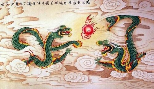 Chinesische Drachen fliegen im Himmel.