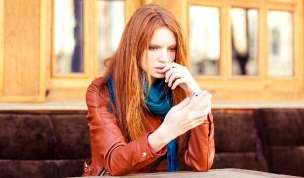 Eine Frau überlegt, was ihre nächsten Schritte sein könnten.