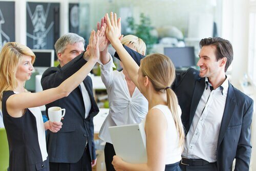 Positives Betriebsklima: Wer auf der Arbeit engagiert ist hat Erfolg und ist glücklich.