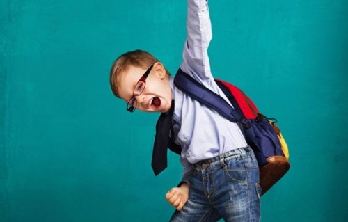 Ein Junge ist erfolgreich und jubelt.