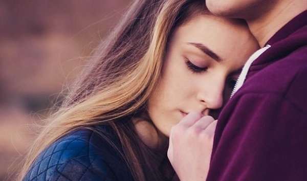 Eine Frau lehnt ihren Kopf an eine Schulter.