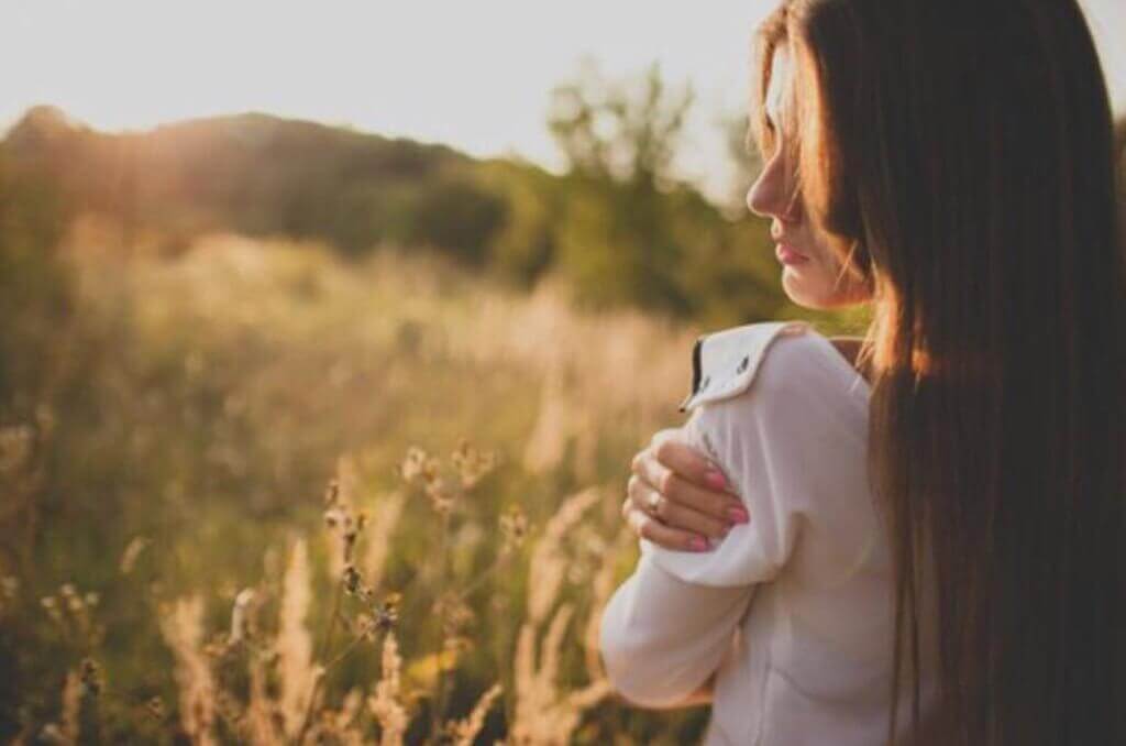 Frau, die sich selbst umarmt