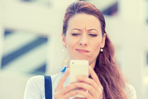 Eine Frau liest skeptisch eine Nachricht.