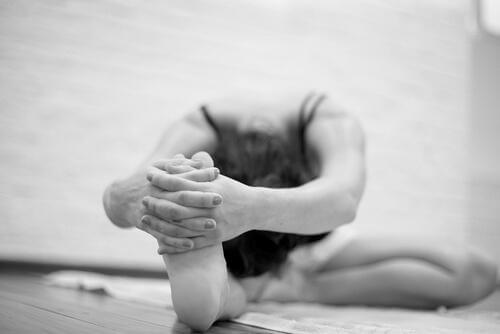 Frau praktiziert Bikram-Yoga