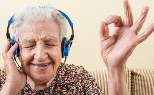 Frau mit Morbus Alzheimer hört Musik