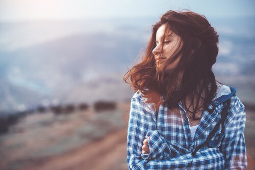 Eine Frau ist zufrieden mit sich und ihrem Leben.