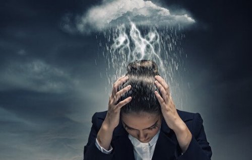 Frau mit Gewitterwolke über dem Kopf als Symbol für Katastrophendenken