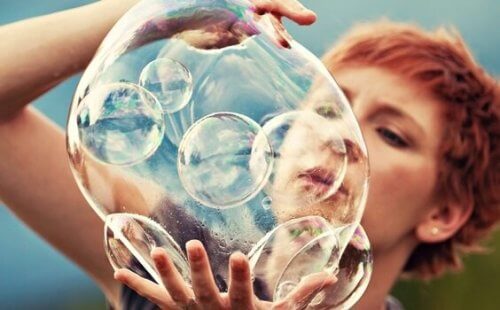 Frau mit Seifenblasen in den Händen