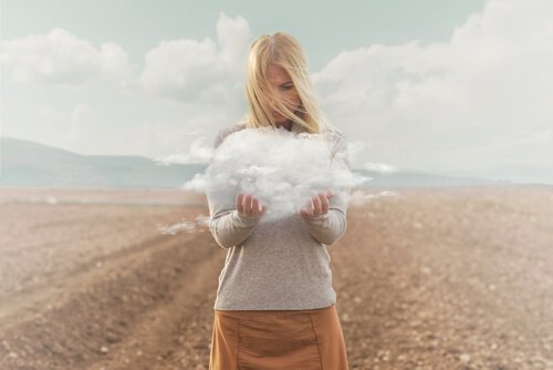 Frau mit Wolke in der Hand