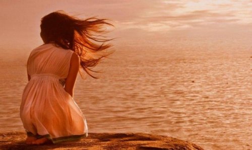 Frau schaut aufs Meer