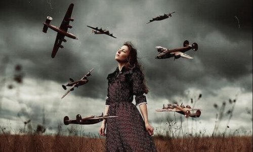 Frau umgeben von Flugzeugen