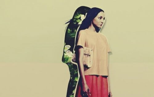 Eine Frau steht vor ihrem Schatten.