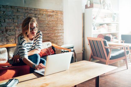 Eine Frau bereitet sich am heimischen Computer auf ein Vorstellungsgespräch vor.