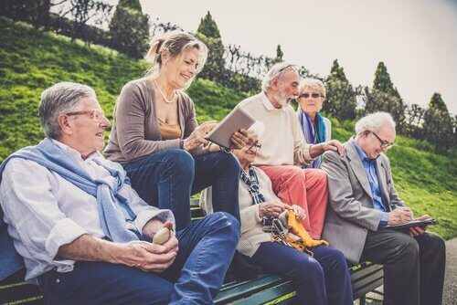 Gruppe älterer Menschen an frischer Luft