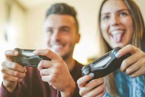 Videospiele zu spielen kann ein gemeinsames Hobby sein.