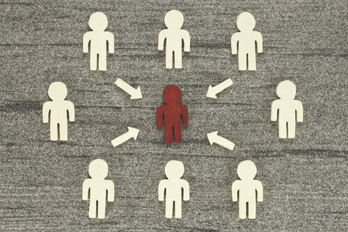 Eine Zeichnung, die symbolisiert, wie eine Gruppe Einfluss auf eine Person nehmen kann