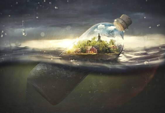 Haus in einer Flasche, die nur teilweise über die Wasseroberfläche ragt