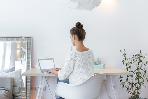 Ein minimalistisch eingerichtetes Zimmer beinhaltet nur das Nötigste.