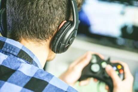 Ein Jugendlicher spielt Videospiele.