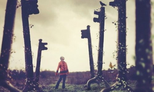 Junge umgeben von großen Schlüsseln