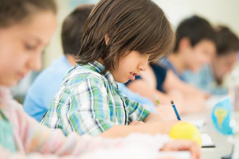 Kinder, die Hausaufgaben machen