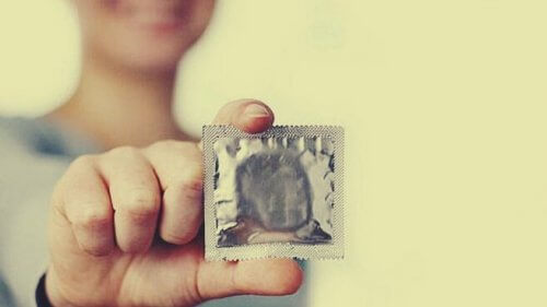 Ein Kondom schützt vor Geschlechtskrankheiten.