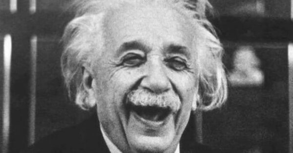 Einstein lacht.
