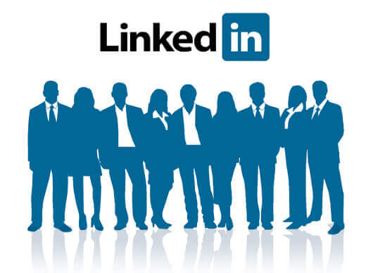 Umrisse von Arbeitnehmerinnen und Arbeitnehmer, über denen das LinkedIn-Logo schwebt